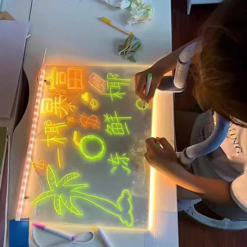 TABLERO DE MENSAJES ACRÍLICO LUMINOSO BORRABLE CON SOPORTE Y 7 BOLÍGRAFOS COLORIDOS